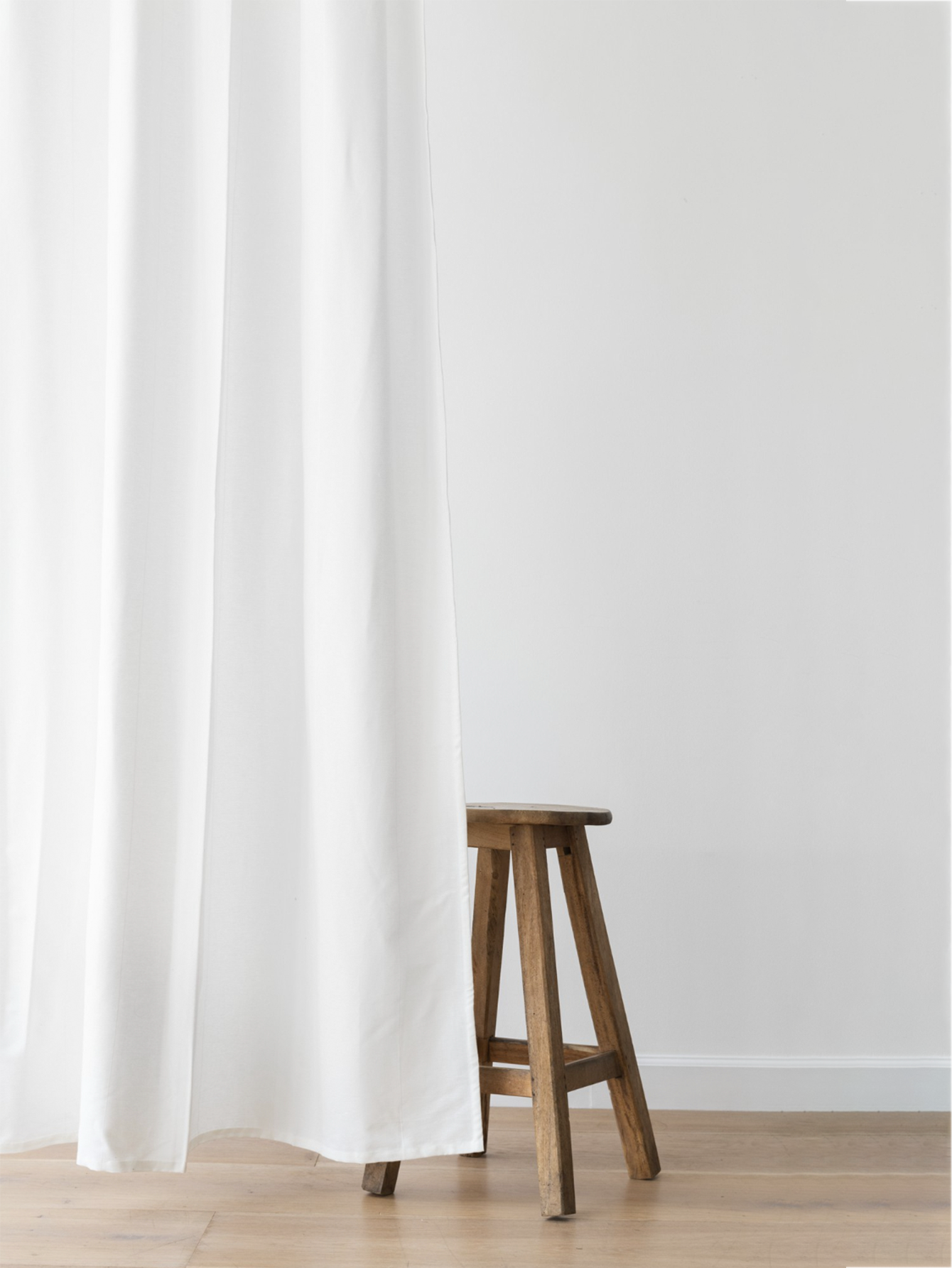 Baño Moderno con Cortina Blanca