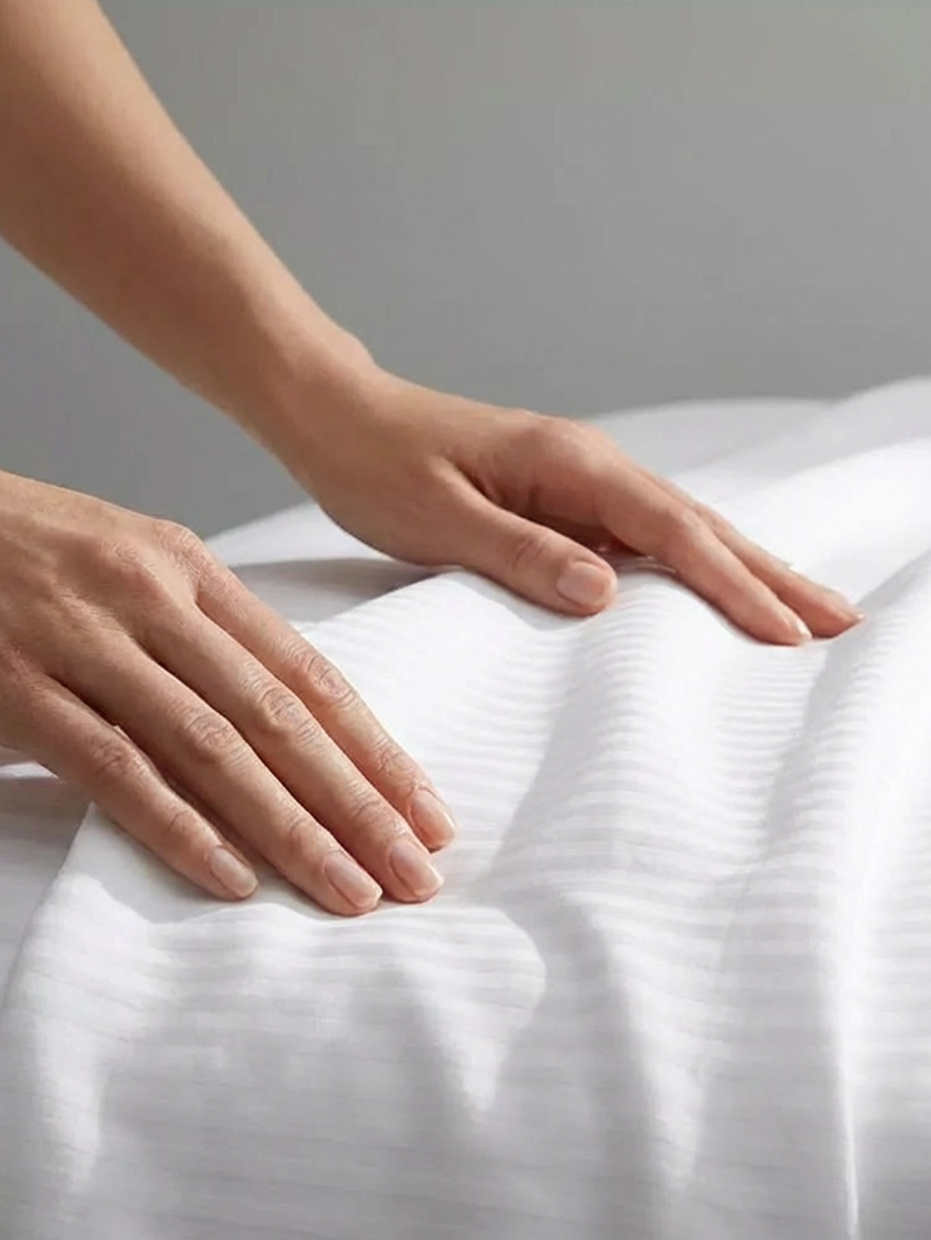 sábanas blancas vistas desde arrriba con una taza de té